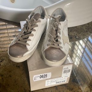 New never worn Golden Goose Super Star in pearly leather